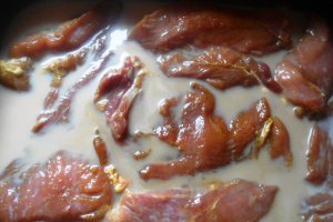 Pulpa de porc la tava si orez salbatic