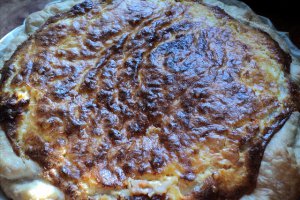 Tarta cu foietaj, jambon si branza