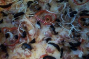 Pizza cu aluat fraged