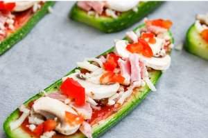 Pizzette pe felii de dovlecei