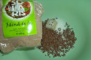 Focaccia cu seminte,branzeturi si masline negre