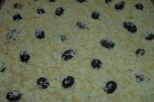 Focaccia cu seminte,branzeturi si masline negre