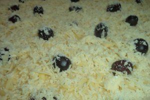 Focaccia cu seminte,branzeturi si masline negre