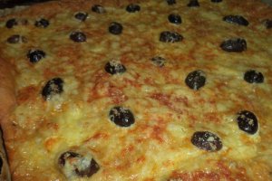 Focaccia cu seminte,branzeturi si masline negre