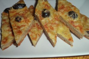 Focaccia cu seminte,branzeturi si masline negre