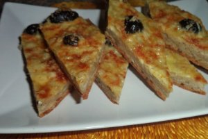 Focaccia cu seminte,branzeturi si masline negre