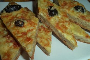 Focaccia cu seminte,branzeturi si masline negre
