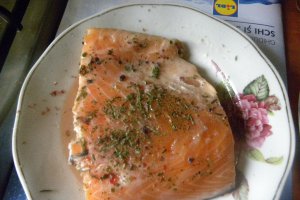 Somon cu plante aromate
