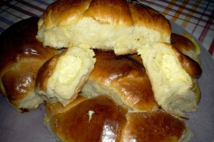 Cornuri pufoase cu branza dulce