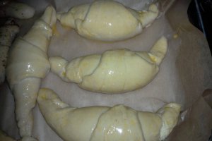 Cornuri pufoase cu branza dulce