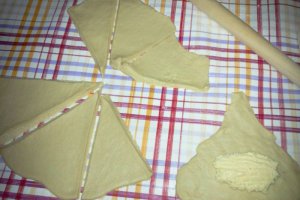 Cornuri pufoase cu branza dulce