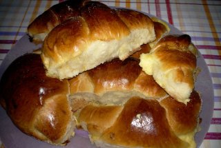 Cornuri pufoase cu branza dulce