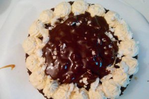 Tort cu caramel sarat si ciocolata