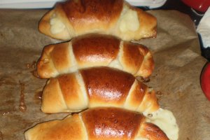 Cornuri cu budinca de lamaie si nuca de cocos