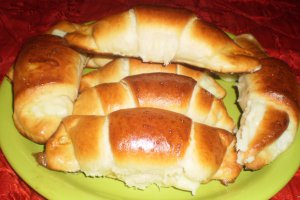 Cornuri cu budinca de lamaie si nuca de cocos