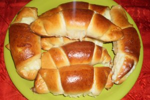 Cornuri cu budinca de lamaie si nuca de cocos