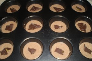 Briose cu ciocolata si nuca de cocos