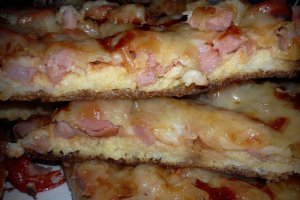 Pizza cu aluat din paine toast