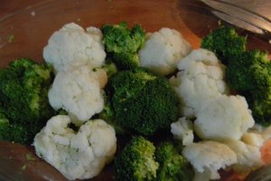 Salata de broccoli si conopida