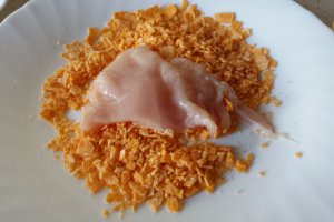 Piept de pui in crusta de chipsuri