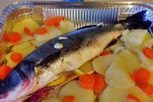 Spigola con patate e carote al forno