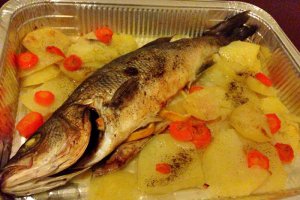 Spigola con patate e carote al forno