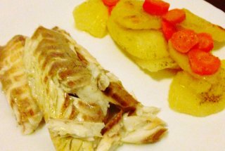 Spigola con patate e carote al forno