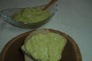 Pasta de conopida cu avocado