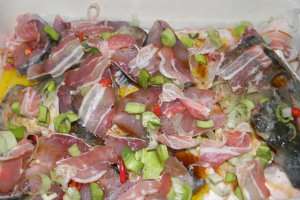 Crap la tava cu ceapa verde si bacon