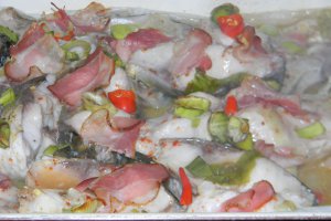 Crap la tava cu ceapa verde si bacon