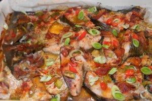 Crap la tava cu ceapa verde si bacon