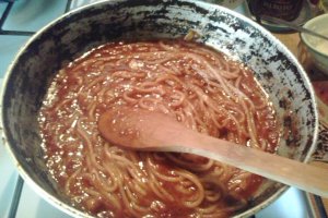 Spaghete cu sos de rosii, reteta simpla, ieftina si gustoasa