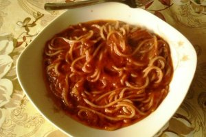 Spaghete cu sos de rosii, reteta simpla, ieftina si gustoasa
