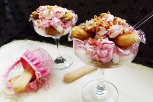 Desert la cupa, cu ciocolata alba si dulceata de trandafiri