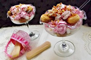 Desert la cupa, cu ciocolata alba si dulceata de trandafiri