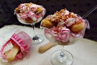 Desert la cupa, cu ciocolata alba si dulceata de trandafiri