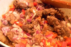 Gulas unguresc de porc cu cartofi, o reteta pe placul gurmanzilor