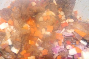 Gulas unguresc de porc cu cartofi, o reteta pe placul gurmanzilor