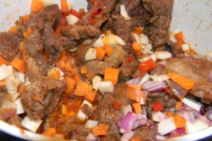 Gulas unguresc de porc cu cartofi, o reteta pe placul gurmanzilor