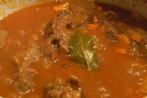 Gulas unguresc de porc cu cartofi, o reteta pe placul gurmanzilor