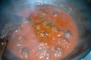 Reteta de chiftelute marinate in sos de rosii delicios, cu piure