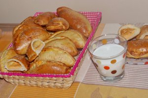 Placinte din aluat dospit cu branza