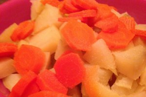 Salata de cartofi cu dovlecel si sfecla rosie