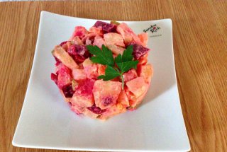 Salata de cartofi cu dovlecel si sfecla rosie