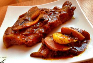 Ceafa de porc in  sos de bere neagra