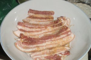 Tava lipicioasa (piept de porc, coaste si carnati la cuptor)