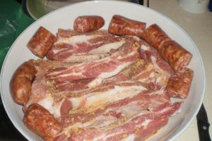 Tava lipicioasa (piept de porc, coaste si carnati la cuptor)