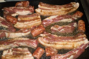 Tava lipicioasa (piept de porc, coaste si carnati la cuptor)