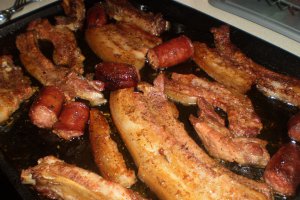Tava lipicioasa (piept de porc, coaste si carnati la cuptor)