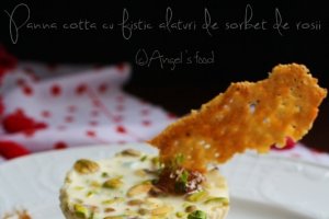 Panna cotta cu mazare si fistic alaturi de sorbet de rosii